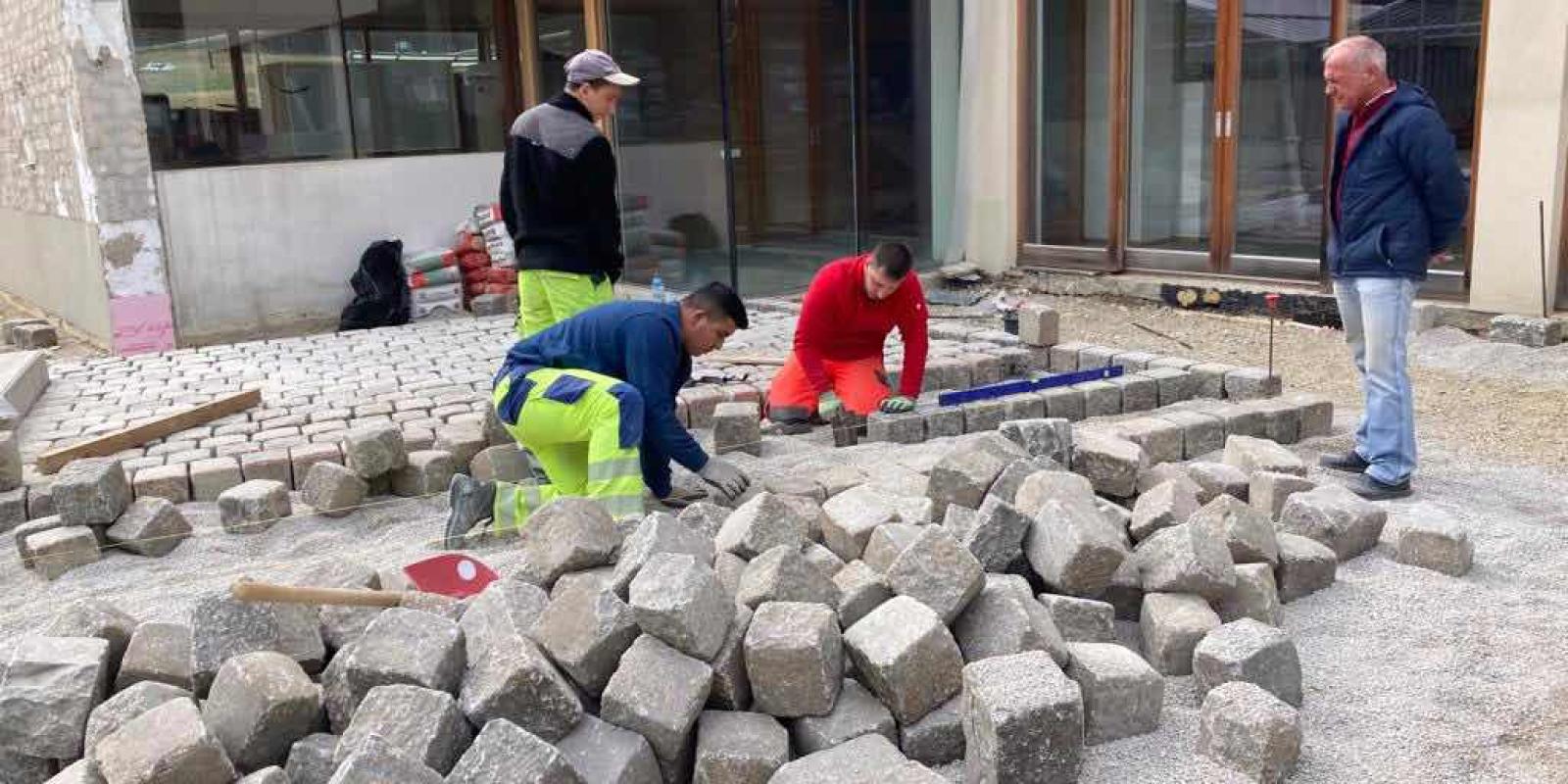 5Pflastern für die VinziRast am Land 1