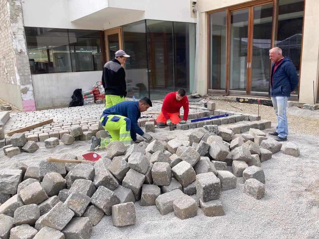 5Pflastern für die VinziRast am Land 1