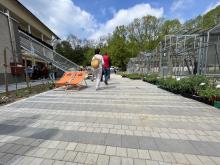 5VinziRast am Land Pflasterung im Hof